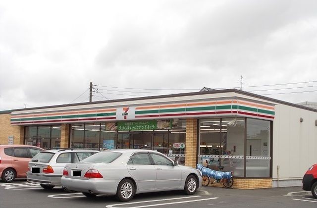 近くのコンビニまで550m（徒歩7分）