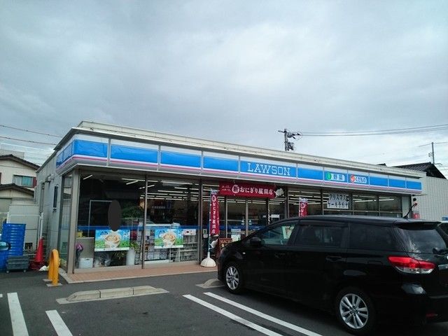 近くのローソン小川７丁目店まで300m（徒歩4分）