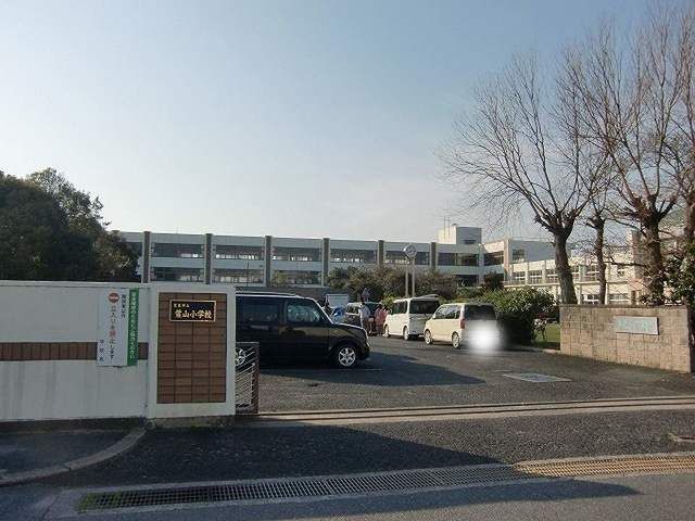 近くの葉山小学校まで1,172m(徒歩15分)