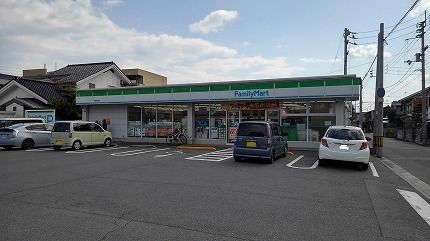 近くのコンビニまで370m（徒歩5分）