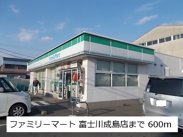 近くのコンビニまで600m（徒歩8分）