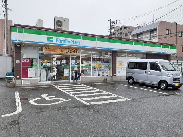 近くのファミリーマート神松寺2丁目店まで350m（徒歩5分）