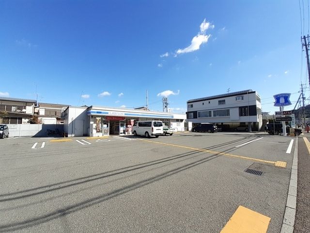 近くのローソン 高知六泉寺町店まで400m（徒歩5分）