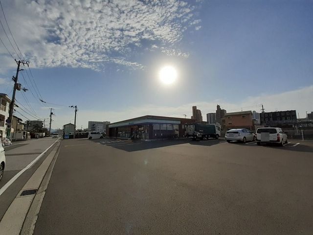 近くのコンビニまで270m（徒歩4分）