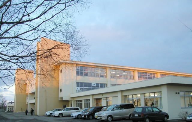 近くの小学校まで300m（徒歩4分）