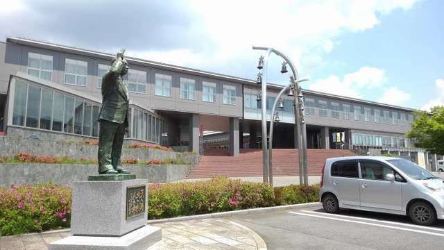 近くの図書館まで250m（徒歩4分）