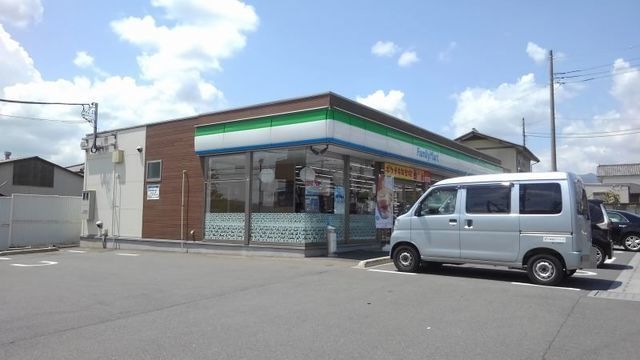 近くのファミリーマート中之条伊勢町下まで1,000m（徒歩13分）