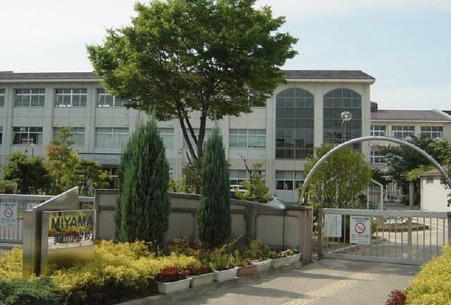 近くの美山小学校まで1,700m（徒歩22分）