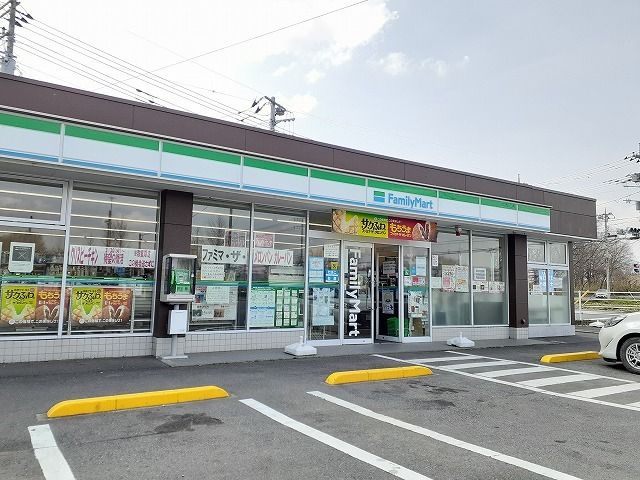 近くのファミリーマート那須塩原井口店まで500m（徒歩7分）