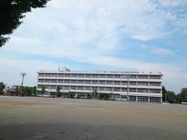 近くの白岡市立西小学校まで600m（徒歩8分）