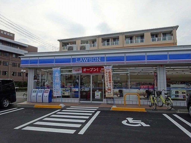 近くのローソンさんまで345m（徒歩5分）