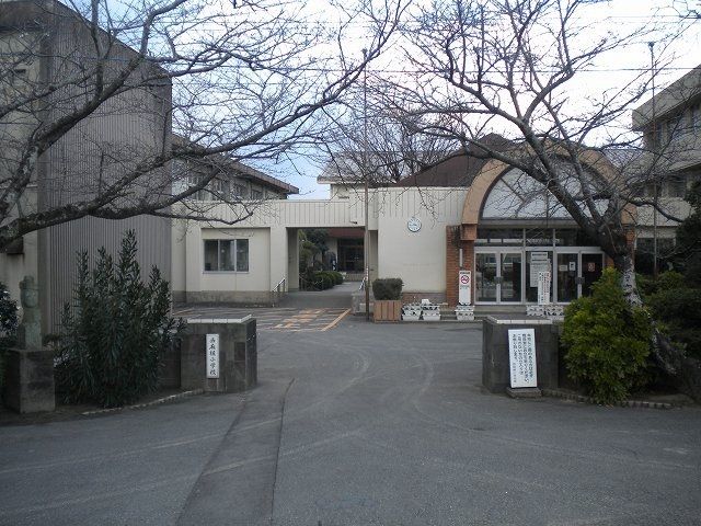 近くの西麻植小学校まで850m（徒歩11分）