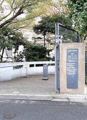 近くの早稲田大学11号館裏門まで347m（徒歩5分）
