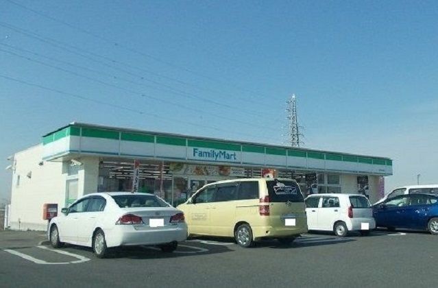 近くのファミリーマートまで930m（徒歩12分）