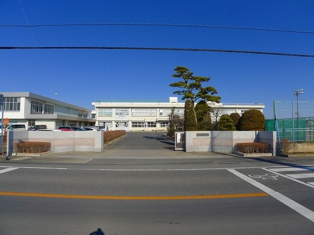 近くの明和中学校まで1,100m（徒歩14分）