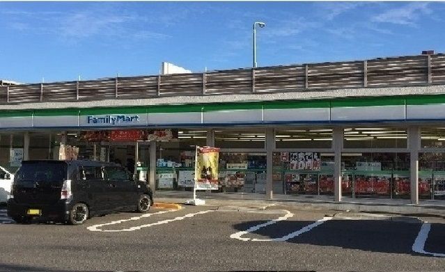 近くのファミリーマートまで530m(徒歩7分)