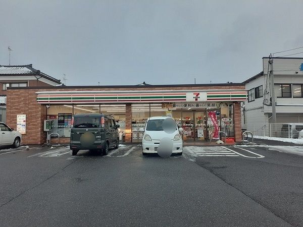 近くのコンビニまで330m（徒歩5分）