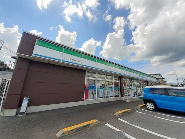 近くのファミリーマートまで180m（徒歩3分）