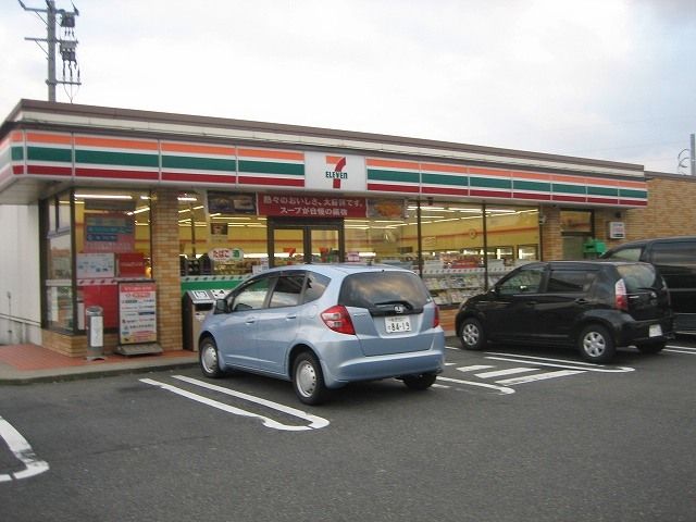 近くのコンビニまで1,300m（徒歩17分）