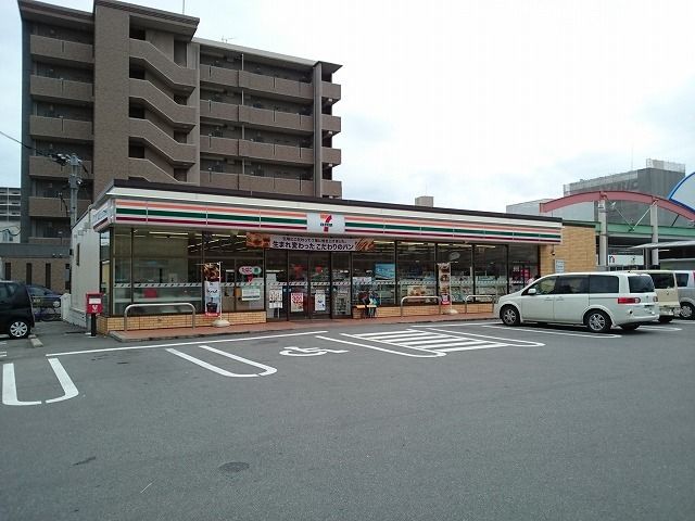 近くのセブンイレブン本荘町店まで80m(徒歩1分)
