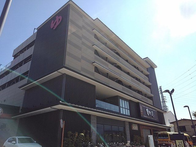 近くの竜泉寺の湯草加八塚店まで1,000m（徒歩13分）