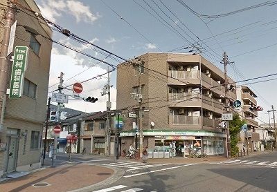 近くのファミリーマート様まで120m（徒歩2分）
