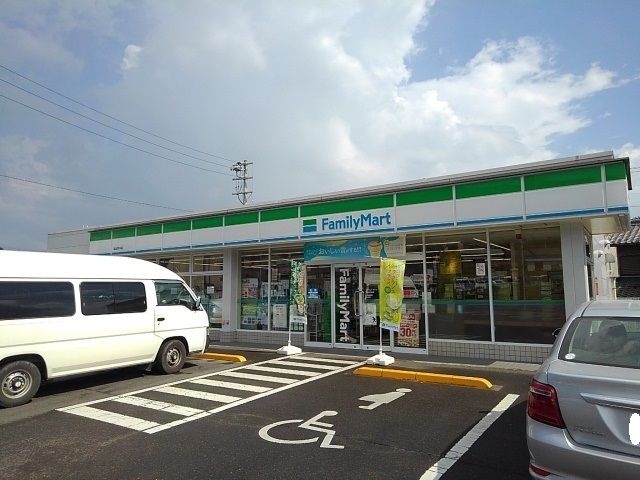 近くのファミリーマート坂出府中店まで1,100m（徒歩14分）