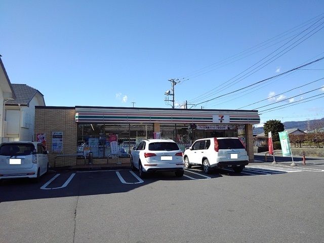 近くのコンビニまで300m（徒歩4分）