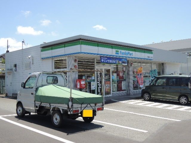 近くのコンビニまで300m（徒歩4分）