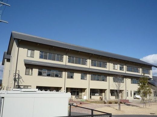 近くの中塩田中学校まで650m（徒歩9分）