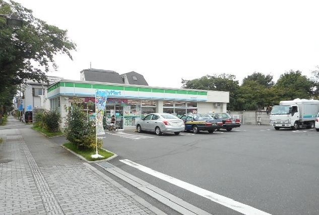 近くのファミリーマートまで500m（徒歩7分）