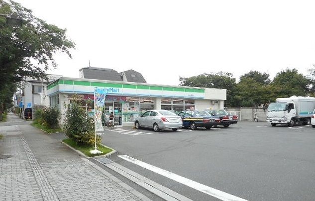 近くのファミリーマートまで500m（徒歩7分）