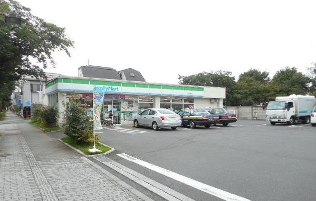 近くのファミリーマートまで500m（徒歩7分）
