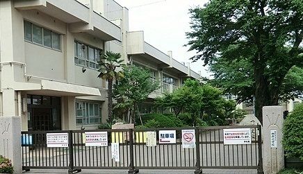 近くの相原小学校まで180m（徒歩3分）