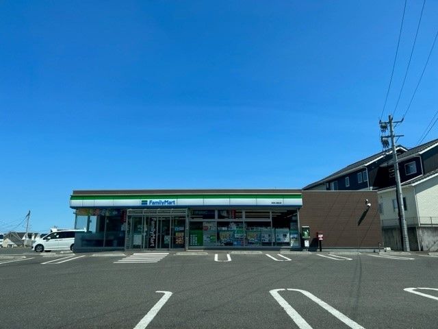近くのファミリーマート亘理公園前店まで900m（徒歩12分）