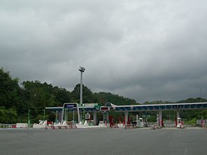 近くの小郡インターチェンジまで1,600m（徒歩20分）