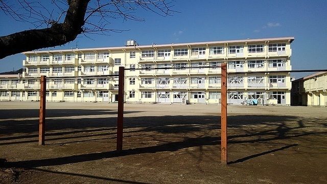 近くの小学校まで300m（徒歩4分）