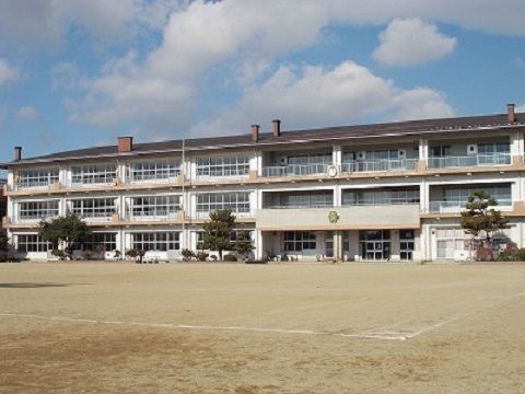 近くの郡山市立守山小学校まで850m（徒歩11分）