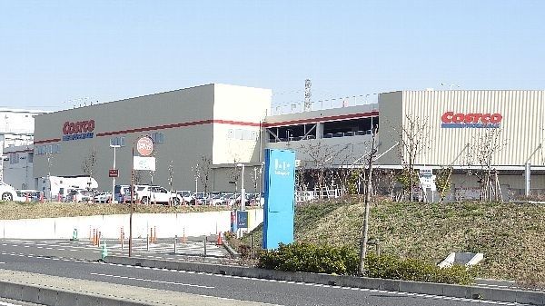 近くのコストコホールセール新三郷まで2,100m（徒歩27分）