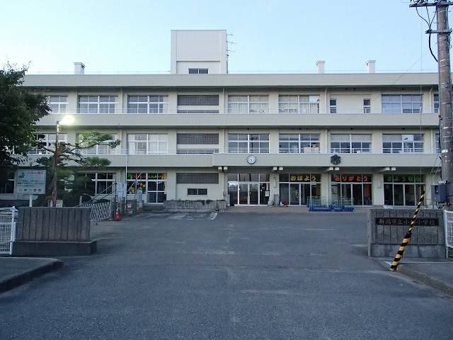 近くの小学校まで860m（徒歩11分）