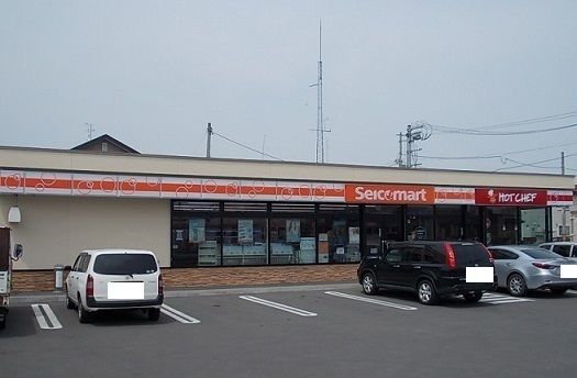 近くのセイコーマート神居６条店まで500m（徒歩7分）