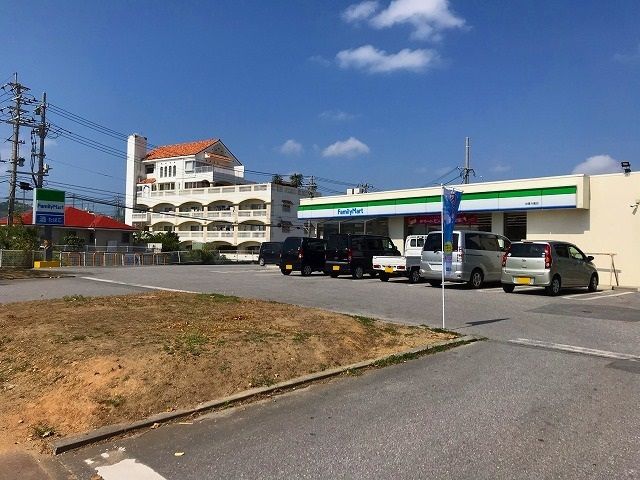 近くのファミリーマート与儀店まで240m（徒歩3分）