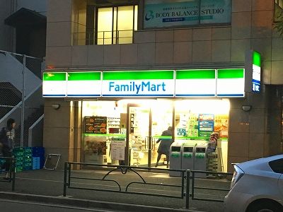 近くのファミリーマートまで80m（徒歩1分）