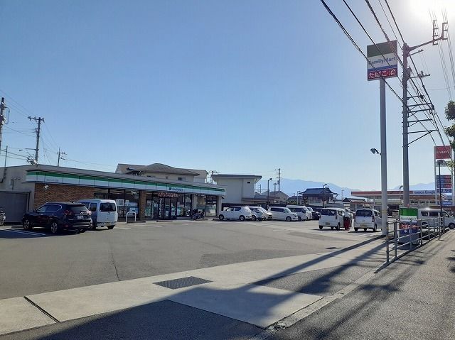 近くのコンビニまで300m（徒歩4分）