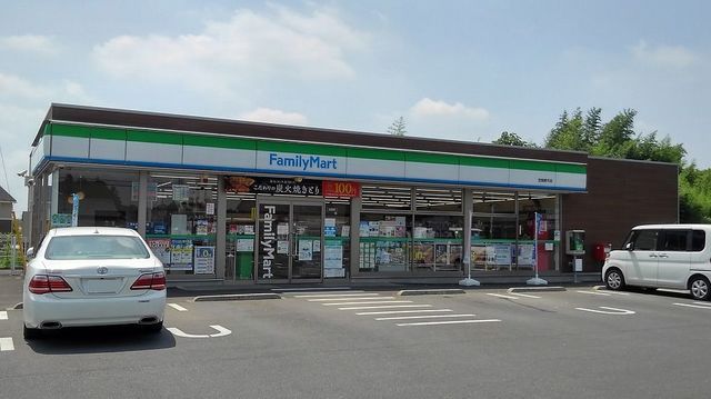 近くのファミリーマート笠間東平店まで260m(徒歩4分)
