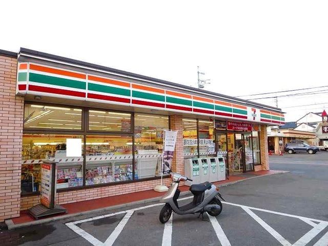 近くのコンビニまで700m（徒歩9分）