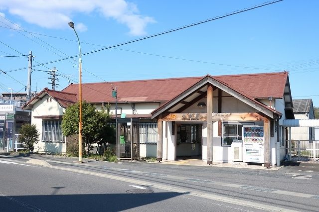 近くの小泉駅まで750m(徒歩10分)