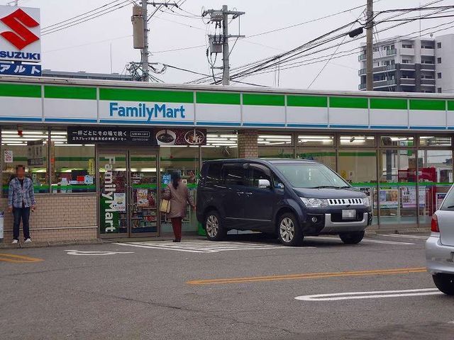 近くのコンビニまで650m（徒歩9分）