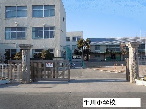 近くの牛川小学校まで650m(徒歩9分)