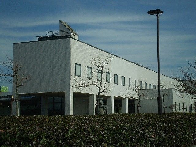 近くの図書館まで300m（徒歩4分）